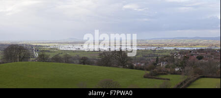 Panoramablick auf überfluteten Felder aus Glastonbury Tor, Somerset, Blickrichtung Nordwesten Wedmore mit der Mendip Hills in der Ferne. Stockfoto