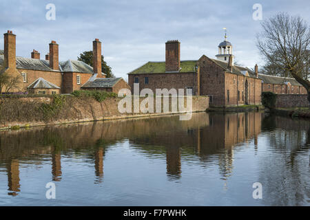 Ein Blick über den Graben zum Haus, Remise und Stallungen am Dunham Massey, Cheshire. Stockfoto