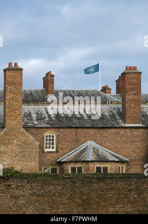Blick über die Dächer auf Dunham Massey, Cheshire, mit der Flagge, Stamford-Lazarett. Während des ersten Weltkrieges wurde Dunham Massey in ein Lazarett umgewandelt zu einem Heiligtum aus den Schützengräben für fast 300 Soldaten. Der hospita Stockfoto