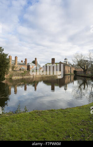 Ein Blick über den Graben zum Haus, Remise und Stallungen am Dunham Massey, Cheshire. Stockfoto