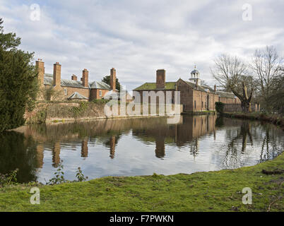 Ein Blick über den Graben zum Haus, Remise und Stallungen am Dunham Massey, Cheshire. Stockfoto