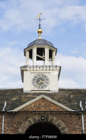 Die große Uhr und Kuppel über der Remise, Dunham Massey, Cheshire. Stockfoto