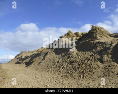 Ein Blick auf die Sanddünen in Formby, Liverpool, abgebildet bei Ebbe im März 2014. Rasche Küstenerosion ereignete sich um Formby im Winter 2013/2014 als Folge extremer Wetterereignisse und Sturmfluten. Stockfoto