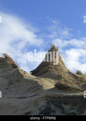 Sanddünen in Formby, Liverpool, abgebildet bei Ebbe im März 2014. Rasche Küstenerosion ereignete sich um Formby im Winter 2013/2014 als Folge extremer Wetterereignisse und Sturmfluten. Stockfoto