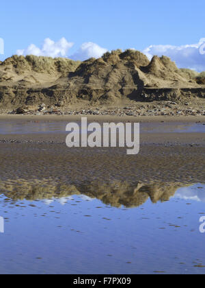 Ein Blick auf die Dünen und Strand in Formby, Liverpool, abgebildet bei Ebbe im März 2014. Rasche Küstenerosion ereignete sich um Formby im Winter 2013/2014 als Folge extremer Wetterereignisse und Sturmfluten. Folglich, Schutt und Geröll f Stockfoto