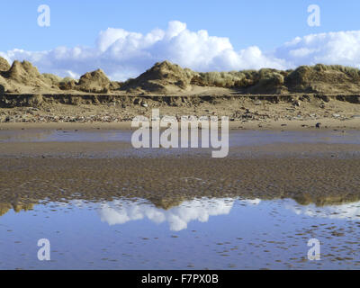 Einen weiten Blick über die Dünen und Strand in Formby, Liverpool, abgebildet bei Ebbe im März 2014. Rasche Küstenerosion ereignete sich um Formby im Winter 2013/2014 als Folge extremer Wetterereignisse und Sturmfluten. Folglich, Schutt und licherweise Stockfoto