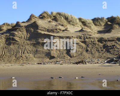 Ein Blick auf die Dünen und Strand in Formby, Liverpool, abgebildet bei Ebbe im März 2014. Rasche Küstenerosion ereignete sich um Formby im Winter 2013/2014 als Folge extremer Wetterereignisse und Sturmfluten. Folglich, Schutt und Geröll f Stockfoto