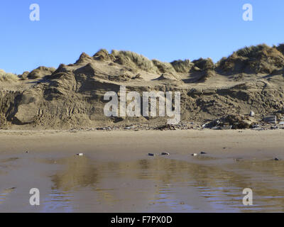 Einen weiten Blick über die Dünen und Strand in Formby, Liverpool, abgebildet bei Ebbe im März 2014. Rasche Küstenerosion ereignete sich um Formby im Winter 2013/2014 als Folge extremer Wetterereignisse und Sturmfluten. Folglich, Schutt und licherweise Stockfoto