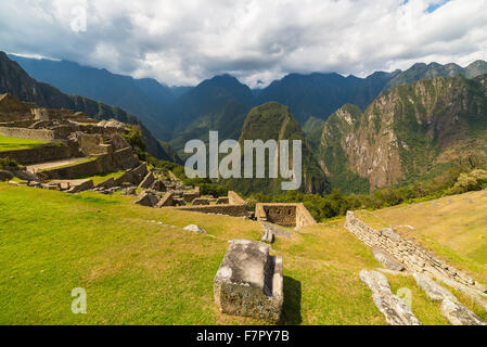 Weitwinkel-Panorama-Blick von Machu Picchu, beleuchtet durch Nachmittag Sonnenlicht über das majestätische Urubamba-Tal mit dramatischen Stockfoto