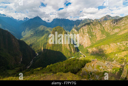 Weitwinkel-Panorama-Blick von Machu Picchu, beleuchtet durch Nachmittag Sonnenlicht über das majestätische Urubamba-Tal mit dramatischen Stockfoto