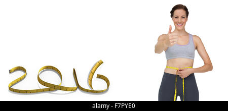 Zusammengesetztes Bild Fit Frau messen Taille während gestikulieren Daumen nach oben Stockfoto