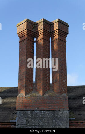 Detail der Schornsteine an der Wand Garten Bereich (Südseite) des Hauses am Baddesley Clinton, Warwickshire. Stockfoto