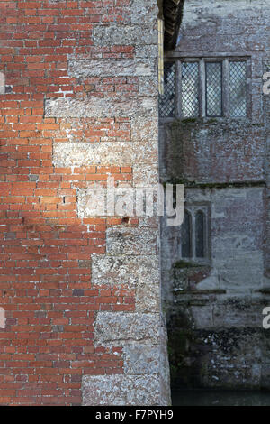 Detail der Stein- und roten Mauerwerk an der Wand Garten Bereich (Südseite) des Hauses am Baddesley Clinton, Warwickshire. Ursprünglich war Fachwerk-Bereich in Backstein im frühen achtzehnten Jahrhundert konfrontiert, bringen es auf dem neuesten Stand mit dem achtzehnten-cen Stockfoto