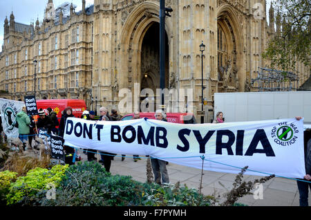 London, UK. 2. Dezember 2015. Medien der Welt und eine kleine Anzahl von Demonstranten versammeln sich auf College Green gegenüber der Houses of Parliament, da Abgeordnete debattieren die Bombardierung des is in Syrien. Bildnachweis: PjrNews/Alamy Live-Nachrichten Stockfoto