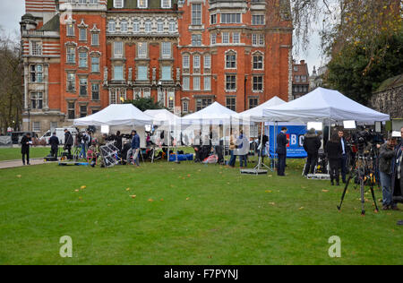 London, UK. 2. Dezember 2015. Medien der Welt versammeln sich auf College Green gegenüber der Houses of Parliament, da Abgeordnete debattieren die Bombardierung des is in Syrien. Bildnachweis: PjrNews/Alamy Live-Nachrichten Stockfoto