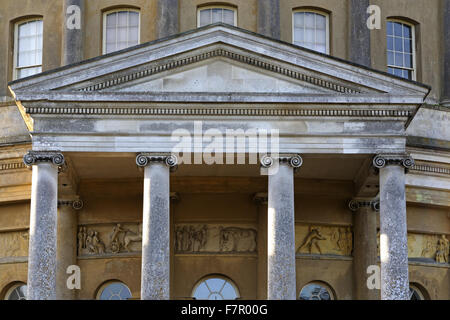 Detail des Portikus und Fries an der North Front der Rotunde im Ickworth, Suffolk. Stockfoto