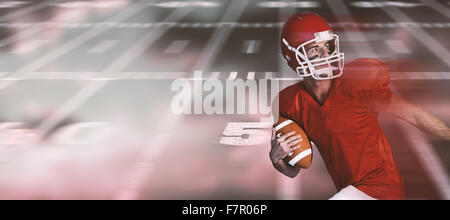 Zusammengesetztes Bild des Rugby-Spieler hält den Ball und ein Blick hinter Stockfoto