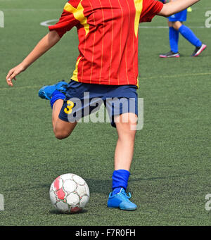 Junge Fußballer kickt den ball Stockfoto