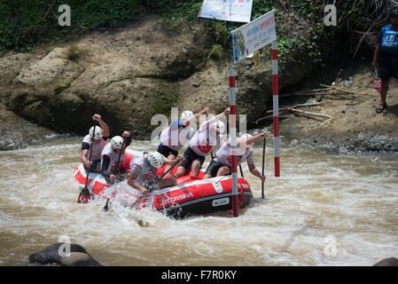 Citarik River, West Java, Indonesien. 02nd Dez 2015. Türkei U23 Männer Slalom Team während der Rafting-Weltmeisterschaft in Citarik River, West Java, Indonesien. Stockfoto