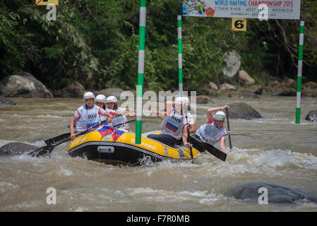 Citarik River, West Java, Indonesien. 02nd Dez 2015. Großbritannien U19 Damen Slalom Team während der Rafting-Weltmeisterschaft in Citarik River, West Java, Indonesien. Stockfoto