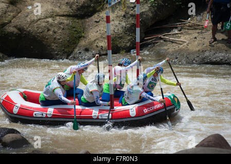 Brasilien U23 Frauen Slalom-Team bei Rafting-WM in Citarik River, West-Java, Indonesien. Stockfoto