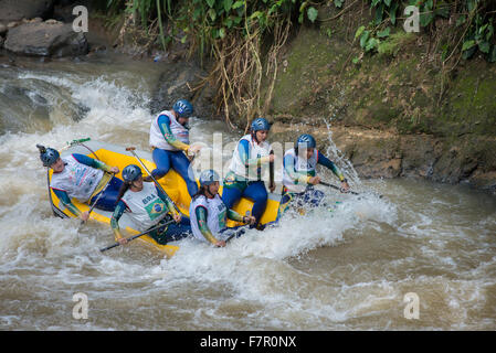 Citarik River, West Java, Indonesien. 02nd Dez 2015. Brazil Open Frauen Sprint Team während der Rafting-Weltmeisterschaft in Citarik River, West Java, Indonesien. Stockfoto