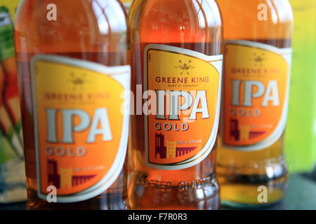 Flaschen von IPA (India Pale Ale) Gold von Greene King Brewery im Vereinigten Königreich Stockfoto