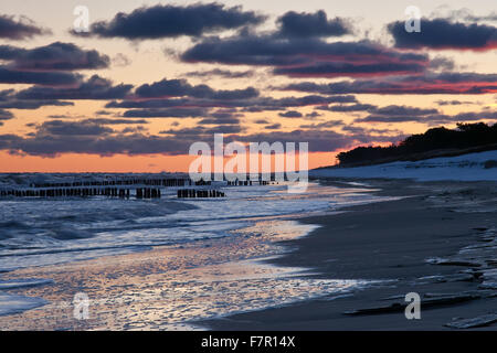 Winter-Dämmerung am Ufer der Ostsee, Halbinsel Hel Stockfoto