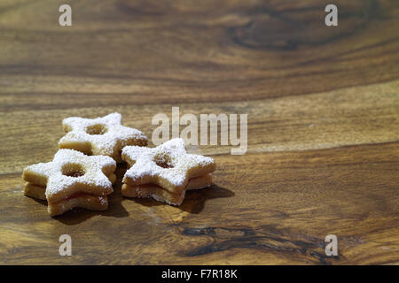 Nahaufnahme des traditionellen Linzer Cookies auf Holzbrett Stockfoto