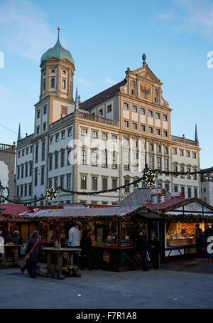 Weihnachtsmarkt Augsburg, Rathausplatz mit Rathaus, Augsburg, Bayern, Deutschland, Stockfoto