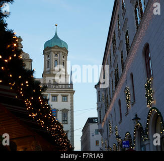 Weihnachtsmarkt Augsburg, Rathausplatz mit Rathaus, Augsburg, Bayern, Deutschland, Stockfoto