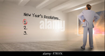 Zusammengesetztes Bild des ernsthaften Geschäftsmann mit Händen auf den Hüften Stockfoto