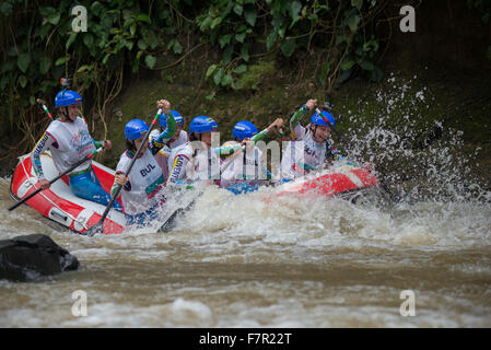 Dezember 2nd, 2015. Bulgaria Open Frauen Sprint Race Team während der Rafting-Weltmeisterschaft in Citarik River, West Java, Indonesien. Stockfoto