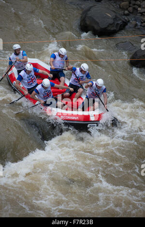 Great Britain Open Men Sprint Race Team bei Rafting-WM in Citarik River, West-Java, Indonesien. Stockfoto