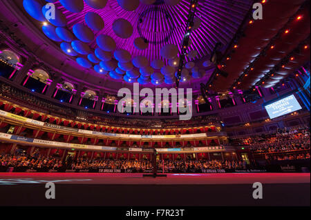 Royal Albert Hall, London, UK. 2. Dezember 2015. Champions Tennis startet am 2. Dez. bis 6. Dez. Zuschauer Fernando Gonzalez und Xavier Malisse für Eröffnungsspiel Singles warten. Bildnachweis: Sportsimages/Alamy Live-Nachrichten Stockfoto