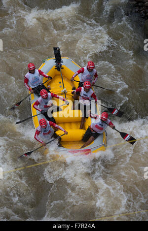 Citarik River, West Java, Indonesien. Dezember 2015, 2nd. Indonesia Open Männer Sprint Race Team während der Rafting-Weltmeisterschaft. Stockfoto