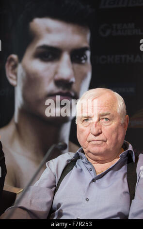 Hamburg, Deutschland. 2. Dezember 2015. Boxtrainer posiert Ulli Wegner vor ein Bild von seinem Boxer Culcay auf einer Pressekonferenz in Hamburg, Deutschland, 2. Dezember 2015. Deutschlands Jack Culcay soll Australiens Dennis Hogan in einem WBA Welt Kampf im Weltergewicht super am 5. Dezember 2015 stellen. Foto: CHRISTIAN CHARISIUS/Dpa/Alamy Live News Stockfoto