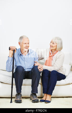 Alte Frau Fürsorge für ältere Menschen auf dem Sofa zu Hause Stockfoto