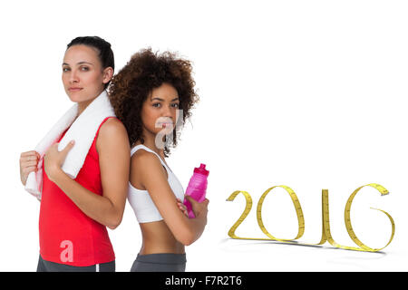 Zusammengesetztes Bild von Fit Frauen stehend mit Wasserflasche und Handtuch Stockfoto