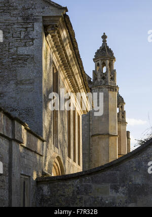 Ein schräger Blick auf die Vorderseite von Lacock Abbey, Wiltshire. Stockfoto