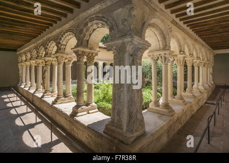 Romanische Kreuzgänge in der Kathedrale des Heiligen Erlösers, Cathedrale Saint Sauveur in Aix-En-Provence, Frankreich Stockfoto