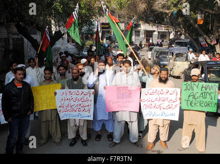 Aktivisten der Ahle Sunnat Wal Jamat skandieren Parolen gegen Angriff auf militärische Polizeibeamten und Angriff auf lokale Medien Kanal Journalisten bei Protestkundgebung in Hyderabad Presseclub auf Mittwoch, 2. Dezember 2015. Stockfoto