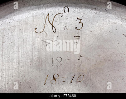 Suppe-Platte, Simon Le Sage, 1758, Silber bei Ickworth, Suffolk. Detail der Scratchweight. National Trust Inventarnummer 852125.3. Stockfoto