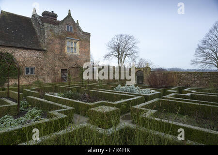 Ein Wintertag im weißen Garten Sissinghurst Castle, Kent. Vita Sackville-West und Harold Nicolson schuf einen berühmten Garten am Sissinghurst, das zu jeder Jahreszeit einschließt. Stockfoto