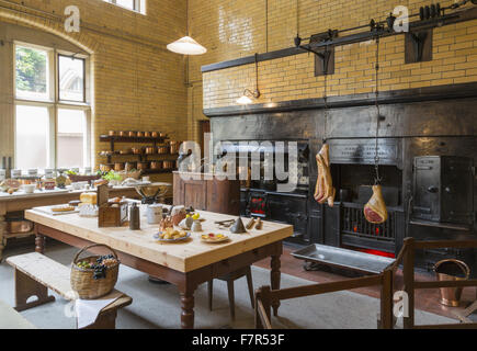 Die Küche im Cragside, Northumberland. Das Haus, eines der schönsten Beispiele der Arts And Crafts Verarbeitung des Landes, war der erste in der Welt von Wasserkraft beleuchtet werden. Stockfoto