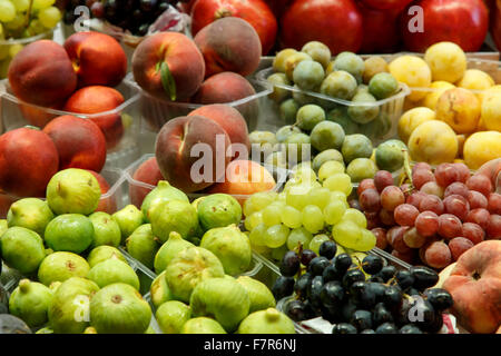 Früchte in Kunststoff-Boxen in einem Markt Stockfoto