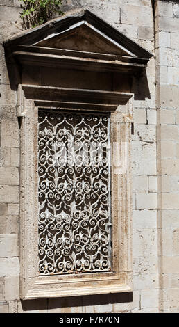 Interressant ummauerten Fenster in umliegenden Gebäuden in Dublorvnik, alte Stadt Placa, Kroatien gegründet. Stockfoto