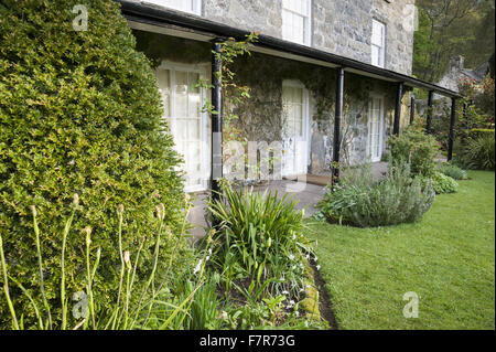 Südseite des Hauses, die Veranda und Rasen, bei Plas Yn Rhiw, Gwynedd zeigen. Die Gärten von Plas Yn Rhiw haben spektakuläre Ausblicke über Cardigan Bay. Stockfoto