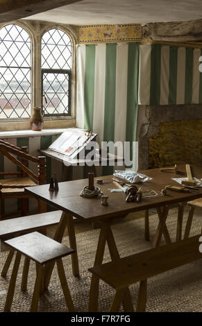Tisch und Bänke in der ersten Etage Halle am Tudor Kaufmannshaus, Pembrokeshire Stockfoto