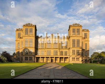 Blick auf die Westfassade des Saales, gesehen aus dem Torhaus, in Hardwick Hall, Derbyshire. Hardwick Hall Estate besteht aus wunderschönen Häusern und schönen Landschaften. Stockfoto